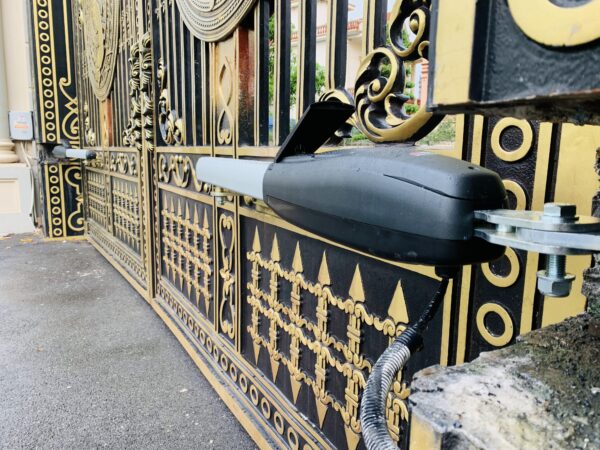 Motor cánh tay đòn cổng mở xoay tự động Roger Smarty 7 Motor cánh tay đòn cổng mở xoay tự động Roger Smarty 7