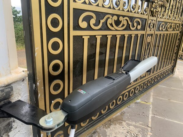 Motor cánh tay đòn cổng mở xoay tự động Roger Smarty 7 Motor cánh tay đòn cổng mở xoay tự động Roger Smarty 7