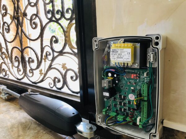 Motor cánh tay đòn cổng mở xoay tự động Roger Smarty 5 Motor cánh tay đòn cổng mở xoay tự động Roger Smarty 5