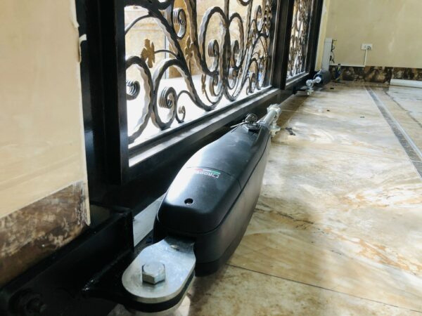 Motor cánh tay đòn cổng mở xoay tự động Roger Smarty 5 Motor cánh tay đòn cổng mở xoay tự động Roger Smarty 5